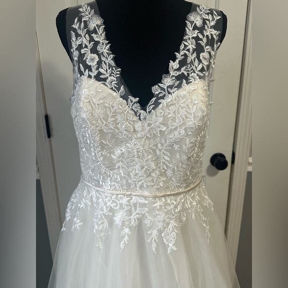 NWT Jenny Yoo Savannah Bridal Gown in Ivory. Size 14. - Picture 7 of 14